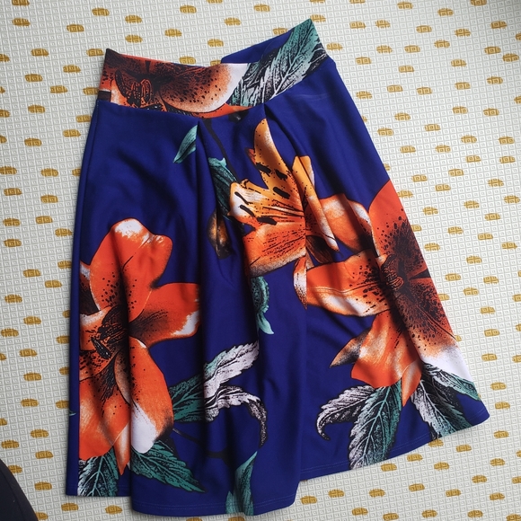 Blue and red floral midi skirt size small - Picture 1 of 3